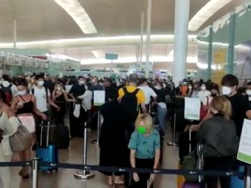 Largas colas en el aeropuerto de El Prat en la operación salida del mes de agosto