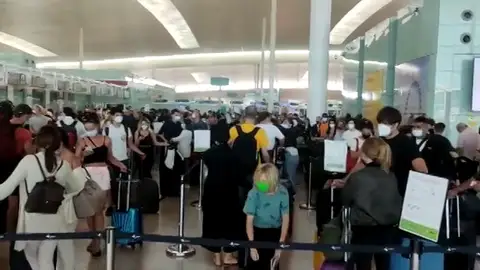 Largas colas en el aeropuerto de El Prat en la operación salida del mes de agosto Largas colas en el aeropuerto de El Prat en la operación salida del mes de agosto