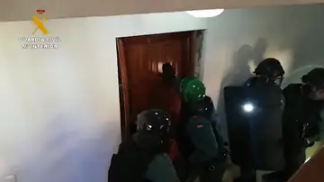Detienen a tres personas en Marbella por secuestrar y vejar durante cuatro días a un camarero Detienen a tres personas en Marbella por secuestrar y vejar durante cuatro días a un camarero