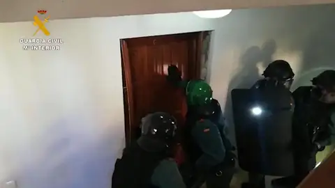 Detienen a tres personas en Marbella por secuestrar y vejar durante cuatro días a un camarero Detienen a tres personas en Marbella por secuestrar y vejar durante cuatro días a un camarero