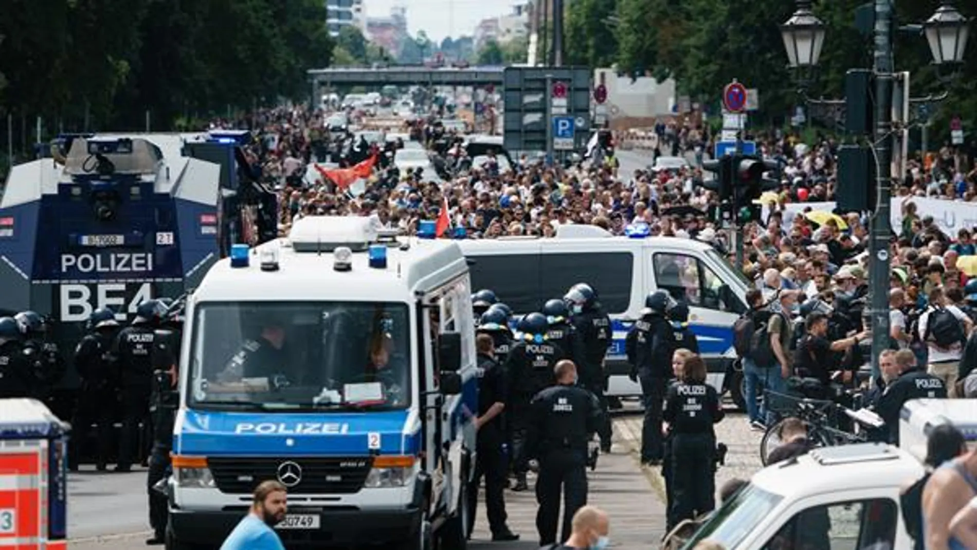 Al menos 500 negacionistas detenidos en Berlín en multitud de protestas no autorizadas contras las medidas anticovid