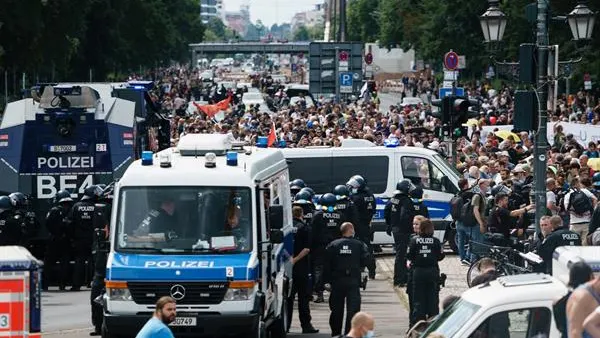 Al menos 500 negacionistas detenidos en Berl&iacute;n en multitud de protestas no autorizadas contras las medidas anticovid