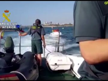 La Guardia Civil rescata una embarcación en Badalona con tres personas a bordo