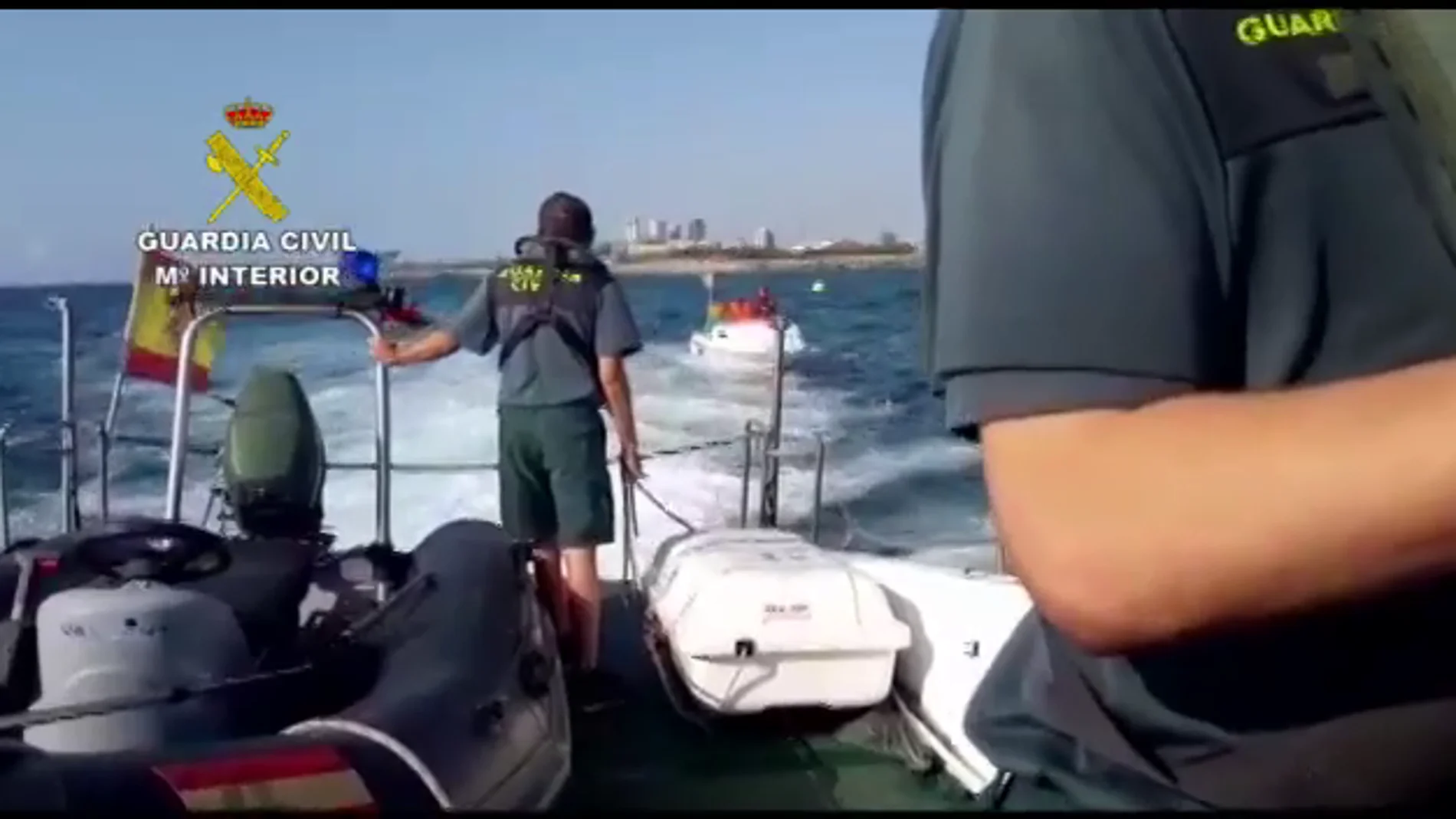 La Guardia Civil rescata una embarcación en Badalona con tres personas a bordo
