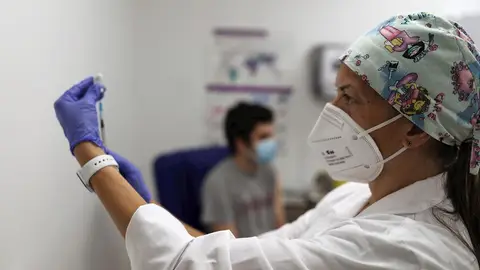 Personal sanitario prepara la vacuna contra la covid-19. Personal sanitario prepara la vacuna contra la covid-19.