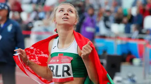 La atleta bielorrusa Tsimanouskaya pide asilo después de criticar a su país y que la obligaran a regresar La atleta bielorrusa Tsimanouskaya pide asilo después de criticar a su país y que la obligaran a regresar