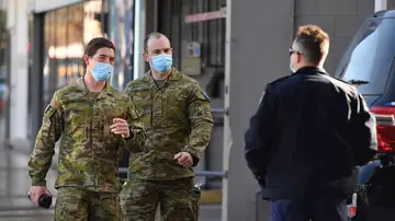 Dos soldados del ejército australiano encargados de controlar los confinamiento de los positivos por Covid en Sídney Dos soldados del ejército australiano encargados de controlar los confinamiento de los positivos por Covid en Sídney