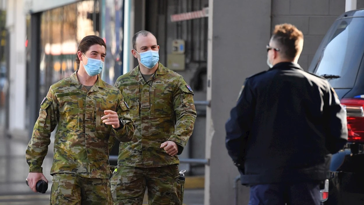 Dos soldados del ej&eacute;rcito australiano encargados de controlar los confinamiento de los positivos por Covid en S&iacute;dney