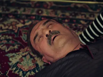 Hikmet sufre un infarto tras las acusaciones de Safiye: “Solo tú tienes la culpa de que yo sea así” Hikmet sufre un infarto tras las acusaciones de Safiye: “Solo tú tienes la culpa de que yo sea así”