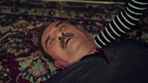 Hikmet sufre un infarto tras las acusaciones de Safiye: “Solo tú tienes la culpa de que yo sea así” Hikmet sufre un infarto tras las acusaciones de Safiye: “Solo tú tienes la culpa de que yo sea así”