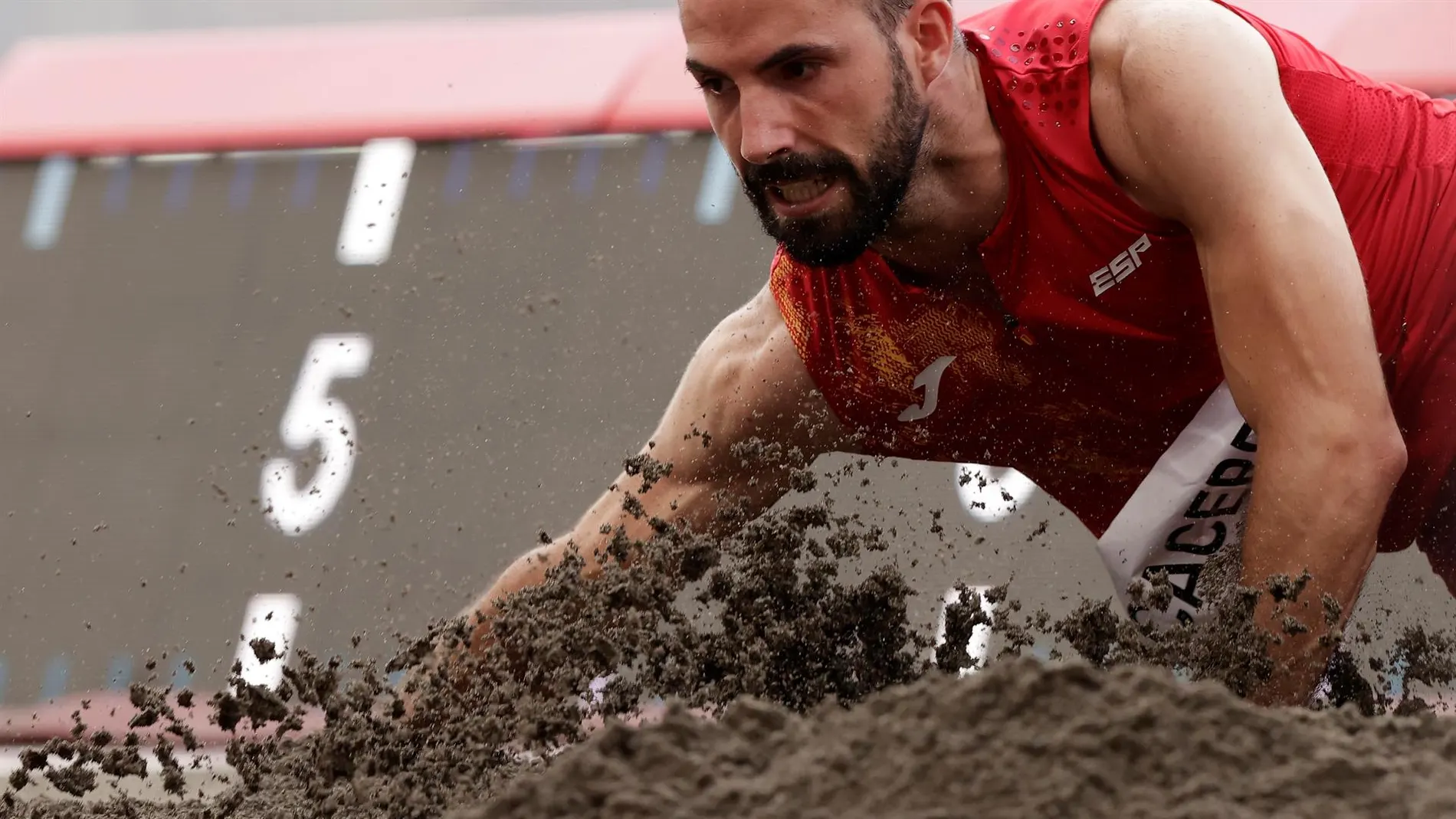 Eusebio Cáceres se queda a tres centrímetros del bronce en salto de longitud