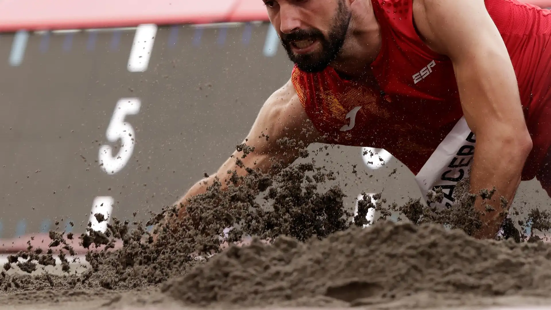 Eusebio C&aacute;ceres se queda a tres centr&iacute;metros del bronce en salto de longitud