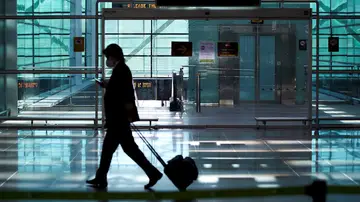 Un viajero a su llegada al aeropuerto de El Prat de Barcelon Un viajero a su llegada al aeropuerto de El Prat de Barcelon
