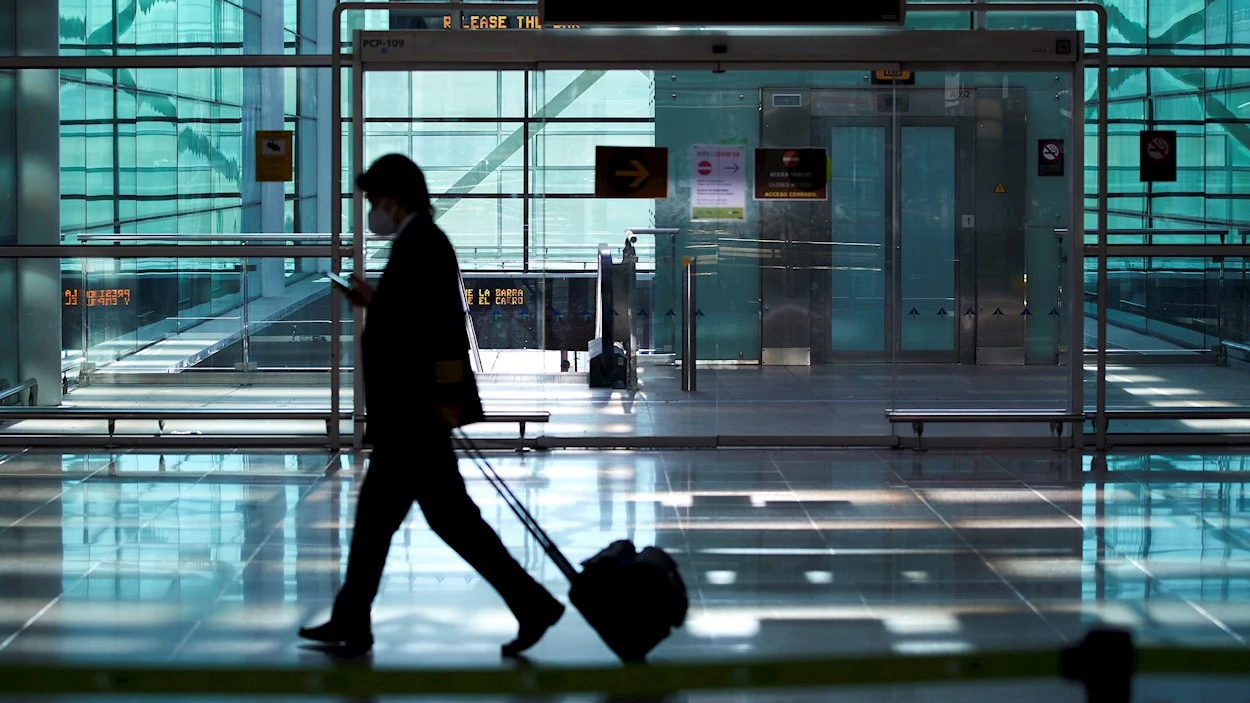 Un viajero a su llegada al aeropuerto de El Prat de Barcelon