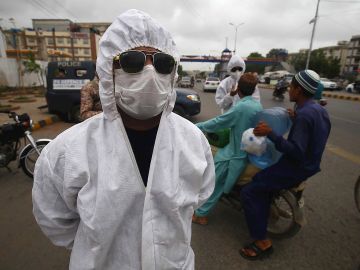 'Checkpoint' en Karachi, Pakistán, ciudad bajo confinamiento por el aumento de contagios de coronavirus