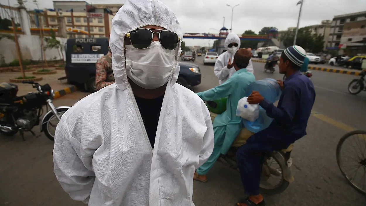 'Checkpoint' en Karachi, Pakist&aacute;n, ciudad bajo confinamiento por el aumento de contagios de coronavirus