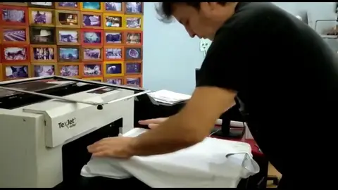 La idea de un ourensano para ir de bares: camisetas con el certificado Covid impreso La idea de un ourensano para ir de bares: camisetas con el certificado Covid impreso