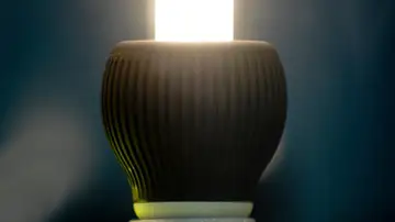 El precio medio diario del mercado mayorista de la luz se triplica, la factura se sitúa en 103,7 euros/MWh El precio medio diario del mercado mayorista de la luz se triplica, la factura se sitúa en 103,7 euros/MWh