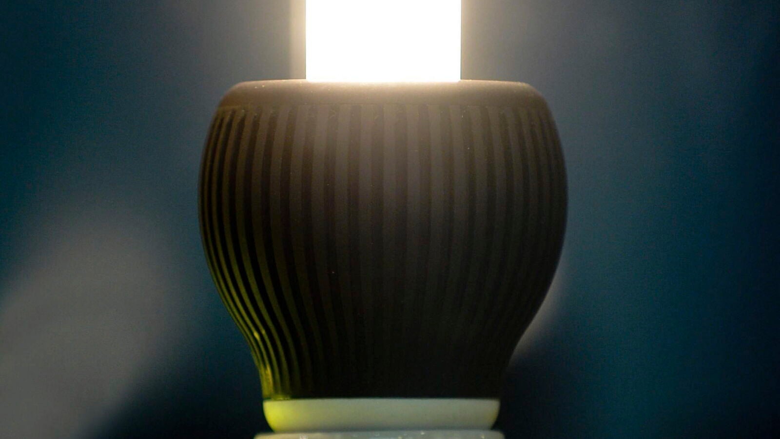 El precio medio diario del mercado mayorista de la luz se triplica, la factura se sitúa en 103,7 euros/MWh 