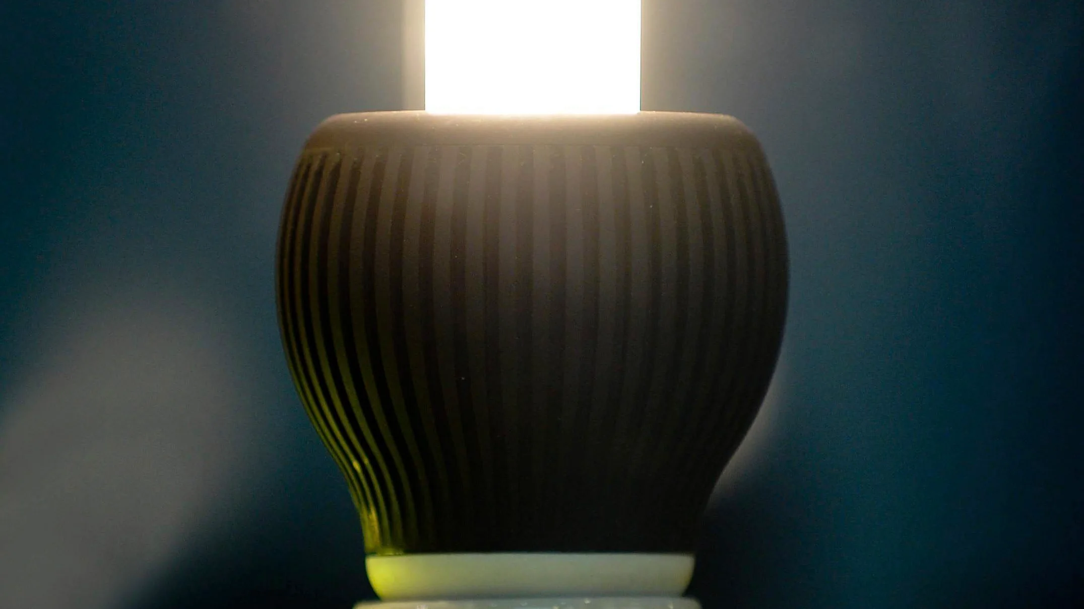 El precio medio diario del mercado mayorista de la luz se triplica, la factura se sit&uacute;a en 103,7 euros/MWh 