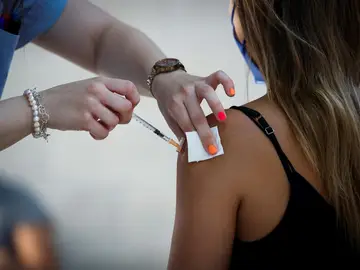 Más del 70% de la población diana mayor de 12 años tiene la pauta completa contra la Covid-19 pero aun no hay inmunidad de rebaño Más del 70% de la población diana mayor de 12 años tiene la pauta completa contra la Covid-19 pero aun no hay inmunidad de rebaño