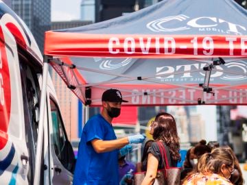 Mujer haciéndose un test de covid-19 en Times Square, Nueva York