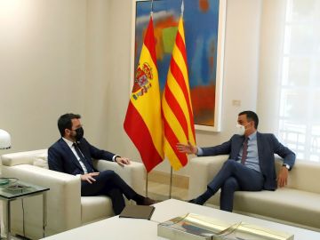 El presidente del Gobierno, Pedro Sánchez (d), conversa con el presidente de la Generalitat, Pere Aragonès, durante un encuentro en el Palacio de la Moncloa.