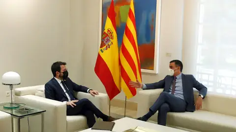 El presidente del Gobierno, Pedro Sánchez (d), conversa con el presidente de la Generalitat, Pere Aragonès, durante un encuentro en el Palacio de la Moncloa. El presidente del Gobierno, Pedro Sánchez (d), conversa con el presidente de la Generalitat, Pere Aragonès, durante un encuentro en el Palacio de la Moncloa.