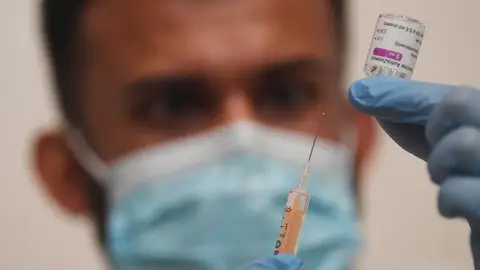 Un sanitario prepara una dosis de la vacuna anti covi-19 en un centro de salud de Londres Un sanitario prepara una dosis de la vacuna anti covi-19 en un centro de salud de Londres