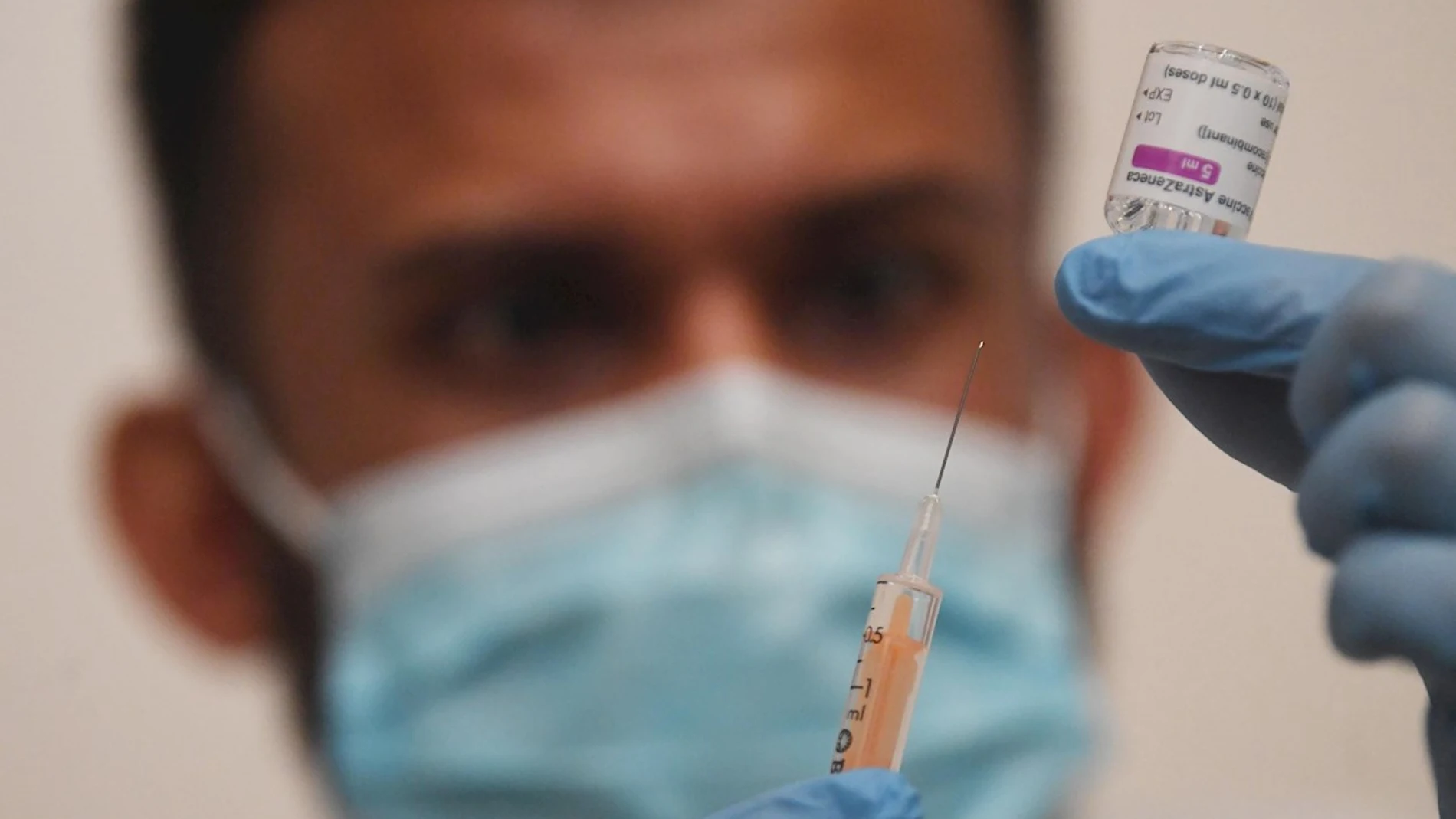 Un sanitario prepara una dosis de la vacuna anti covi-19 en un centro de salud de Londres