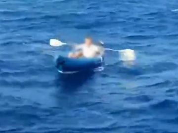 Hombre rescatado por la Guardia Civil a bordo de un kayak