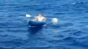 Hombre rescatado por la Guardia Civil a bordo de un kayak Hombre rescatado por la Guardia Civil a bordo de un kayak