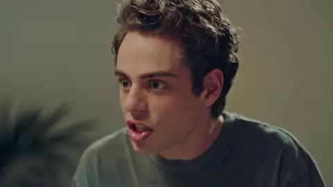 La decisión de Memduh que revolucionará el futuro de Inci y Ege La decisión de Memduh que revolucionará el futuro de Inci y Ege