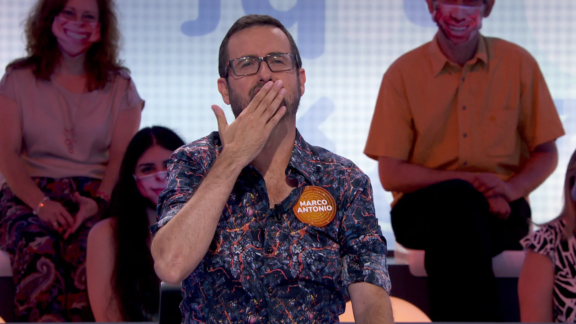 &iexcl;Una camisa llena de recuerdos! Marco Antonio de la misma guisa que conquist&oacute; a su pareja
