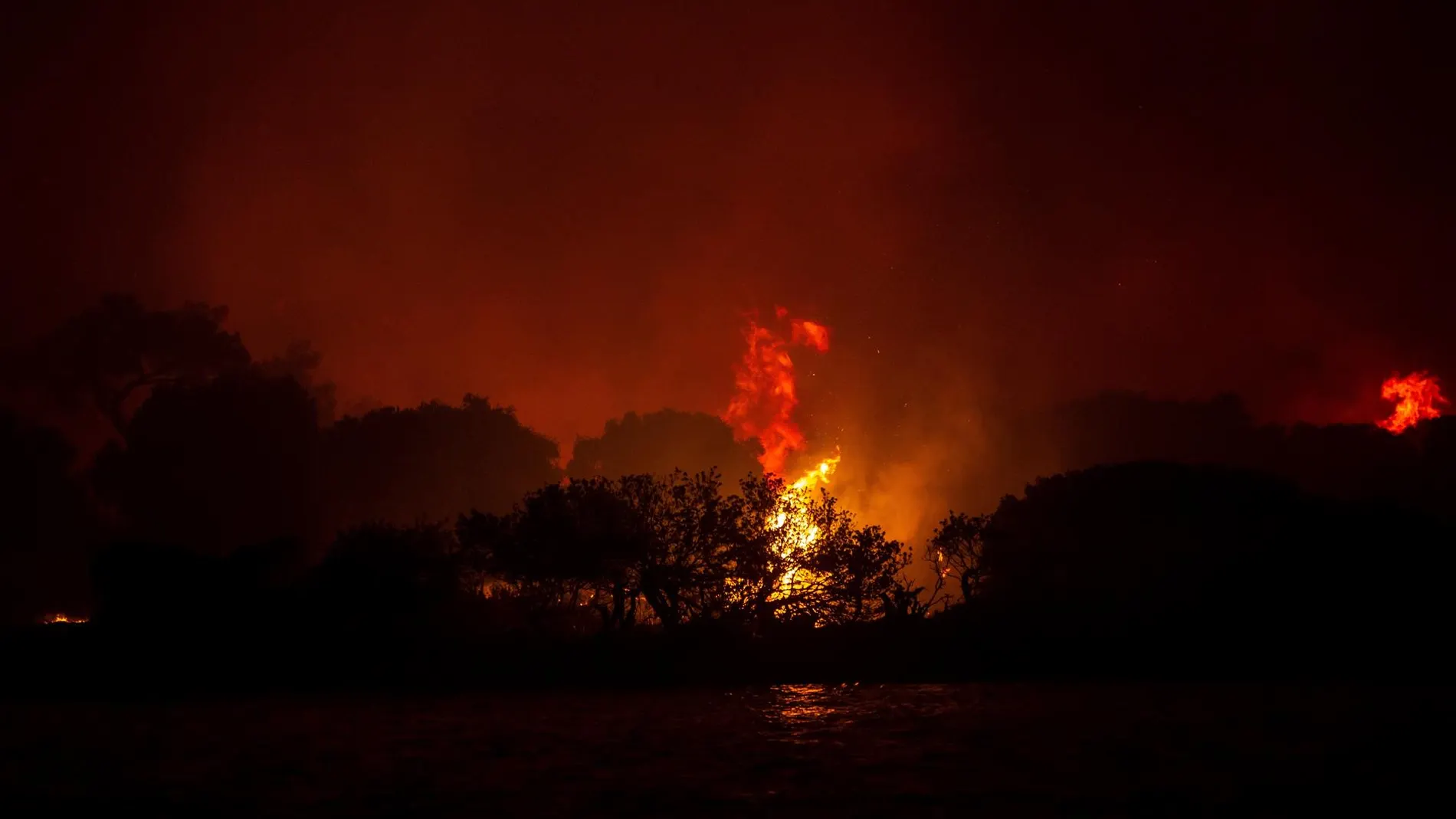 La ola de calor agrava los incendios en el sureste de Europa