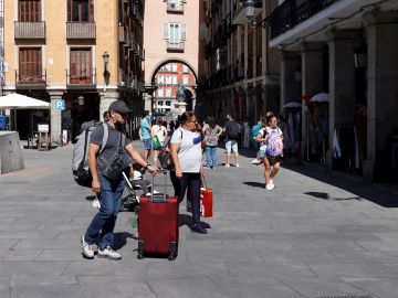 Varios turistas cruzan la Plaza Mayor de Madrid este martes. El turismo extranjero se animó en el mes de junio, cuando entraron en España 2,2 millones de viajeros internacionales, más de diez veces por encima de los 204.000 que vinieron ese mes de 2020, y hay otro dato alentador: empieza a recuperarse el gasto medio por turista y el gasto medio diario hasta niveles cercanos a la época prepandemia