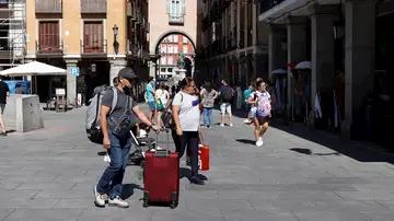 Varios turistas cruzan la Plaza Mayor de Madrid este martes. El turismo extranjero se animó en el mes de junio, cuando entraron en España 2,2 millones de viajeros internacionales, más de diez veces por encima de los 204.000 que vinieron ese mes de 2020, y hay otro dato alentador: empieza a recuperarse el gasto medio por turista y el gasto medio diario hasta niveles cercanos a la época prepandemia Varios turistas cruzan la Plaza Mayor de Madrid este martes. El turismo extranjero se animó en el mes de junio, cuando entraron en España 2,2 millones de viajeros internacionales, más de diez veces por encima de los 204.000 que vinieron ese mes de 2020, y hay otro dato alentador: empieza a recuperarse el gasto medio por turista y el gasto medio diario hasta niveles cercanos a la época prepandemia