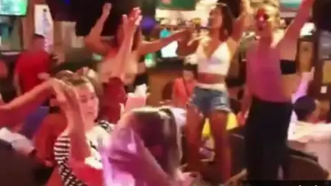 Turistas sin mascarilla ni distancia en una fiesta en Lanzarote Turistas sin mascarilla ni distancia en una fiesta en Lanzarote