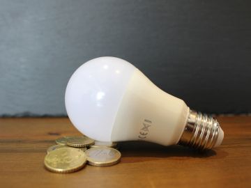 El precio de la luz baja este lunes de los 100 euros el megavatio hora