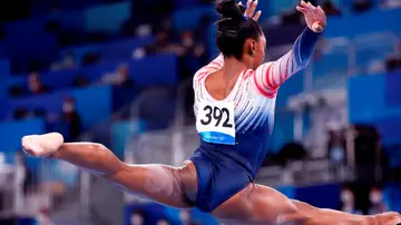 Simone Biles en la competición de la barra de equilibrio de los Juegos Olímpicos de Tokio 2020