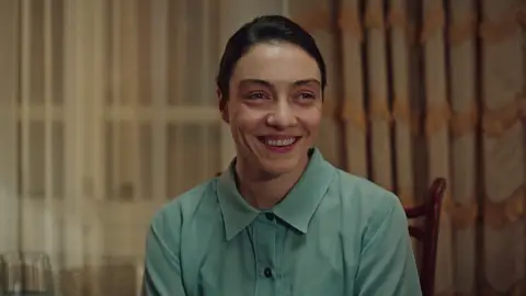 Avance de ‘Inocentes’: La ingeniosa estrategia de Gülben para acercarse a Esat Avance | Capítulo 6