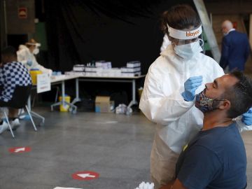 Personal sanitario realiza pruebas de diagnóstico para detectar el coronavirus