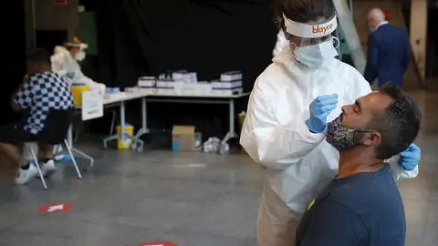 Personal sanitario realiza pruebas de diagnóstico para detectar el coronavirus Personal sanitario realiza pruebas de diagnóstico para detectar el coronavirus