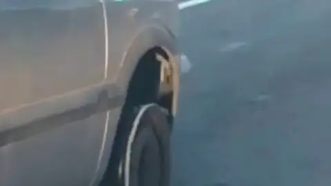 Un conductor circula sin neumático en Valencia Un conductor circula sin neumático en Valencia