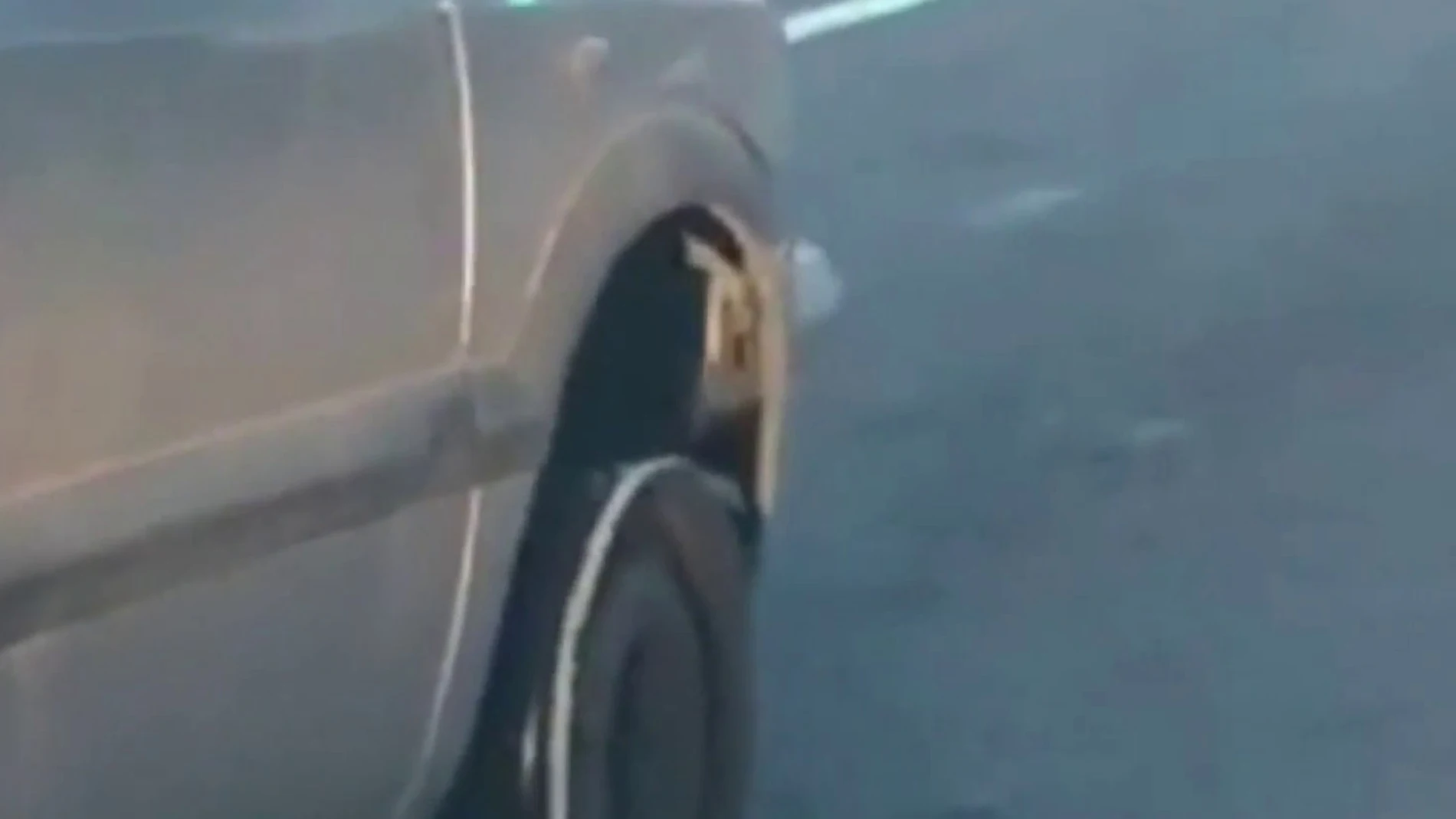 Un conductor circula sin neumático en Valencia 