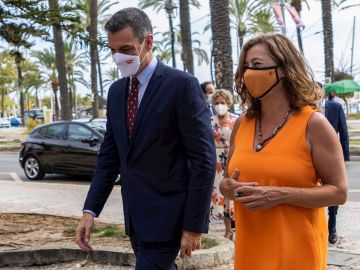  El presidente del Gobierno, Pedro Sánchez (i), durante su reunión de este martes con la presidenta de Baleares, Francina Armengol (d), en el Consolat del Mar de Palma de Mallorca