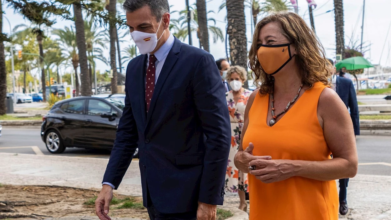  El presidente del Gobierno, Pedro S&aacute;nchez (i), durante su reuni&oacute;n de este martes con la presidenta de Baleares, Francina Armengol (d), en el Consolat del Mar de Palma de Mallorca