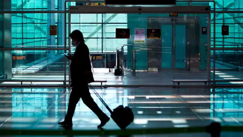 La oposición rechaza la inversión de 1.700 millones de euros en el aeropuerto El Prat y acusan al Gobierno de "premiar al separatismo" La oposición rechaza la inversión de 1.700 millones de euros en el aeropuerto El Prat y acusan al Gobierno de "premiar al separatismo"