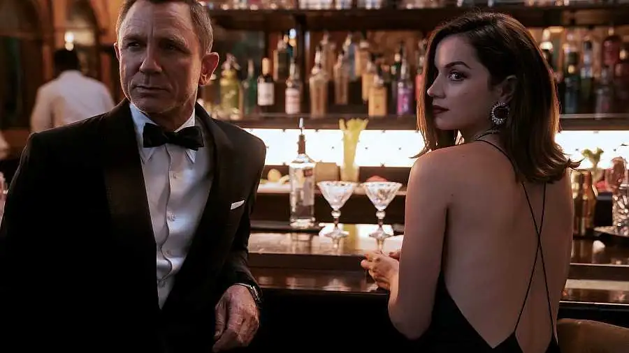 Ana de Armas y Daniel Craig en 'Sin tiempo para morir'