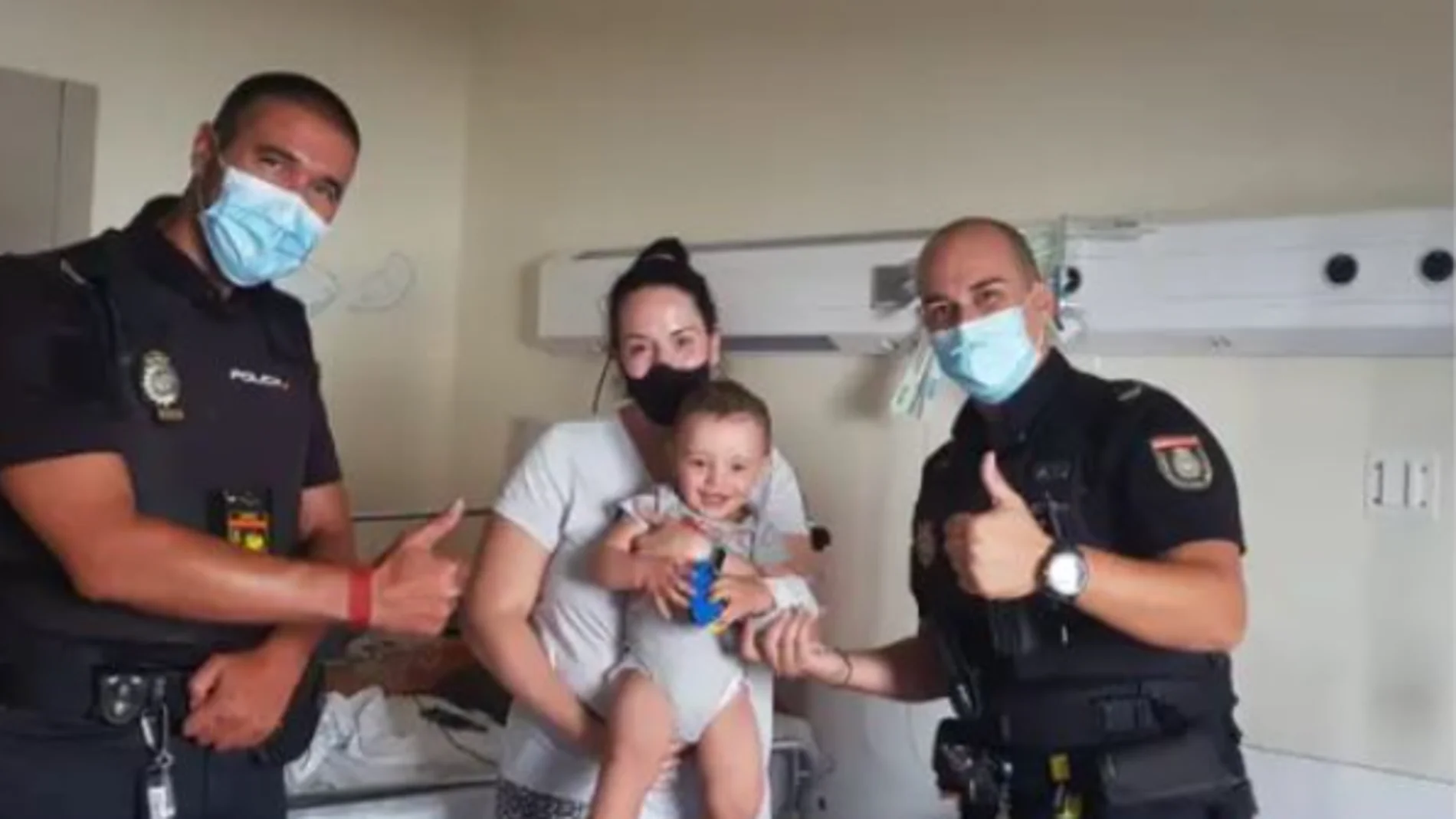 Dos agentes salvan la vida a un bebé en Alcobendas tras sufrir un paro cardíaco